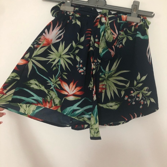 Tie Waist Shorts - Picture 4 of 4